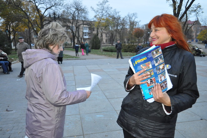 Н. Грудинина рассказывает горожанке о Дне украинской письменности и языка
