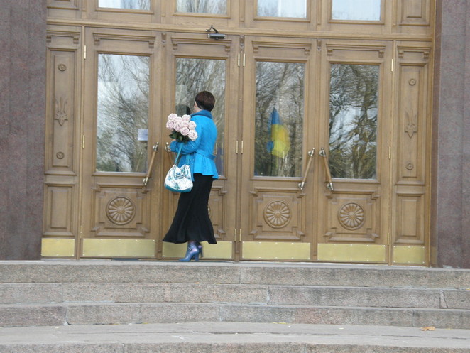 А граждане спешили поздравить губернатора с Днем рождения