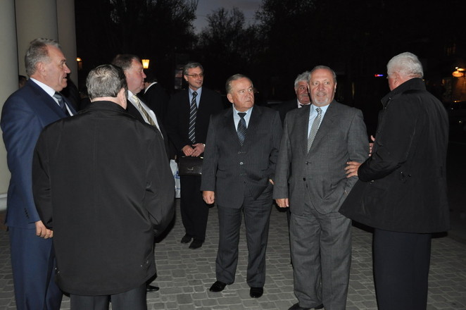 Собравшиеся у театра