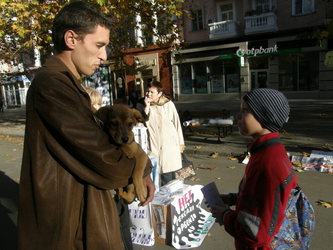 В. Мазуренко рассказывает школьнику о ситуации, которая сложилась в городе
