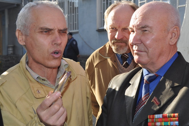 А. Ильченко пытается вставить слово