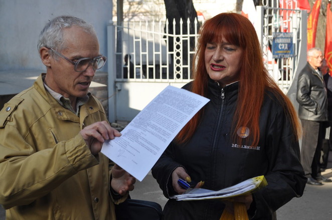 А.Ильченко объясняет Н. Грудининой, что она проиграет суд