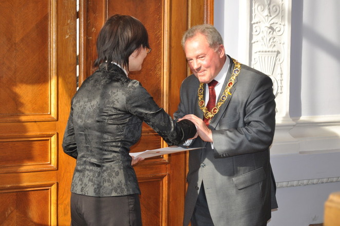 Консул вручает картину