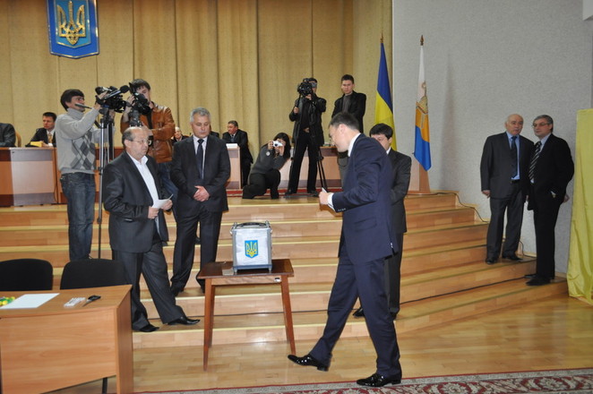 Игорь Дятлов голосует за себя, а может и против...