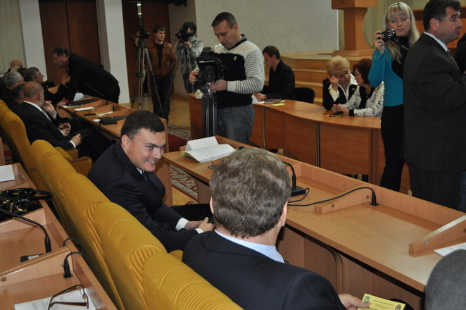 И. Дятлов общается с губернатором во время голосования