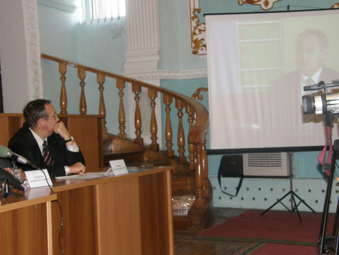 С.Литвак оживленно смотрит на запись со своим интервью