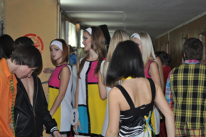 Участницы перед выходом на сцену