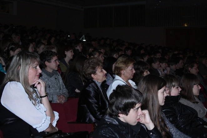 Анна Деркач после выступления присоединилась к ректору "Украины" Людмиле Матвиенко и посмотреть мюзикл