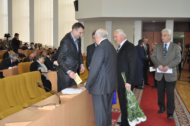 депутаты решили поздравить Николая Жука еще перед началом сессии 