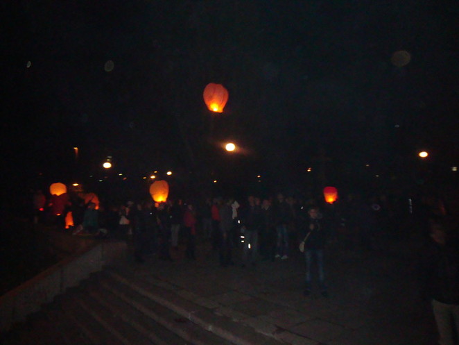 Поджигают шары