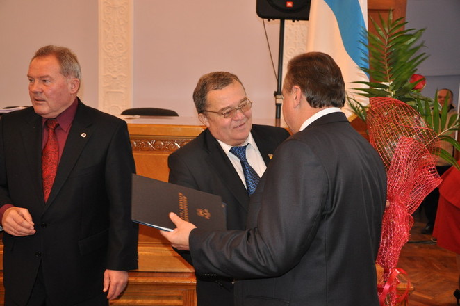 Награждение А. Женжерухи Почетной грамотой