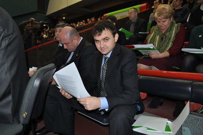 Руководитель Николаевской областной организации "Фронт Змін" В.Мериков во время тренинга