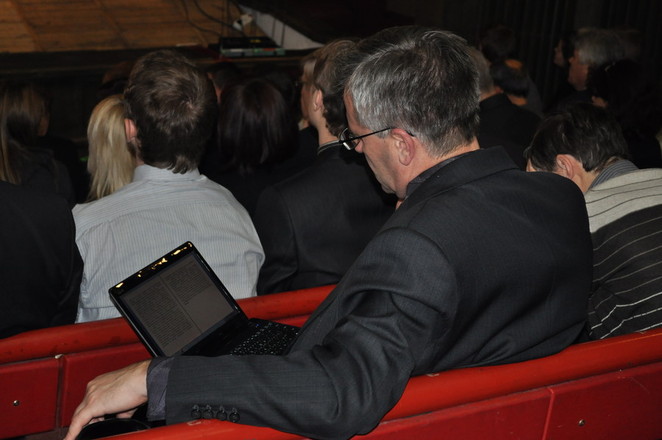 А некоторые предпочли почитать электронные книги