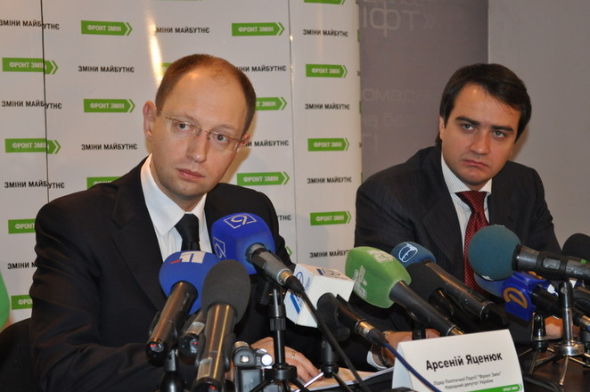 А.Яценюк и глава Днепропетровской областной партийной организации "Фронт Змін" А.Павленко