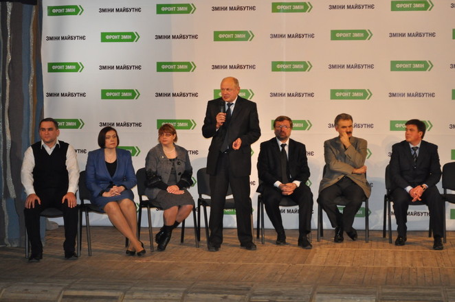 Партийные эксперты, которые рассказали участникам мероприятия, что должен знать и уметь депутат местного совета