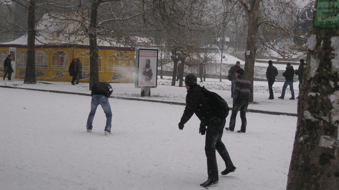 Молодые люди бросают снежки