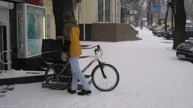 На велосипеде ездят и по снегу