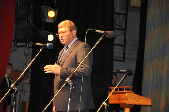 Н. Круглов поздравляет виновников торжества