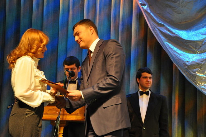 Игорь Дятлов вручает грамоты