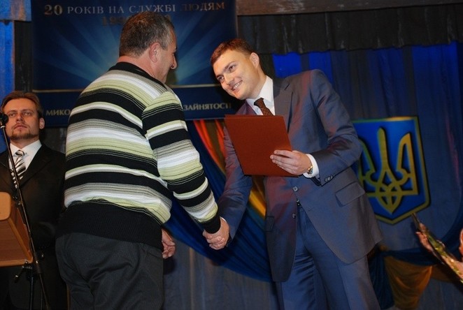 Грамоты вручает глава облсовета "регионал" Игорь Дятлов