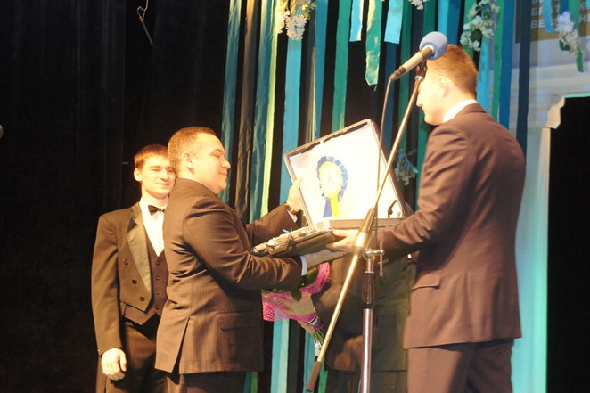 Награду получает А. Хоменко