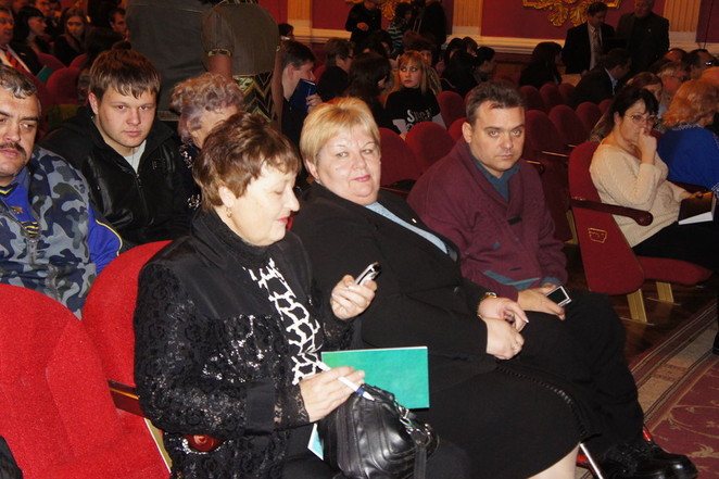 В центре - мэр Первомайска Л. Дромашко