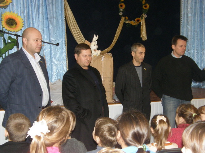 Фракция БЮТБ вручает подарки детям