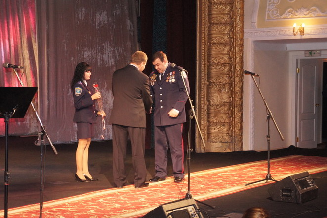 Сами ключи от автомобилей вручали в театре