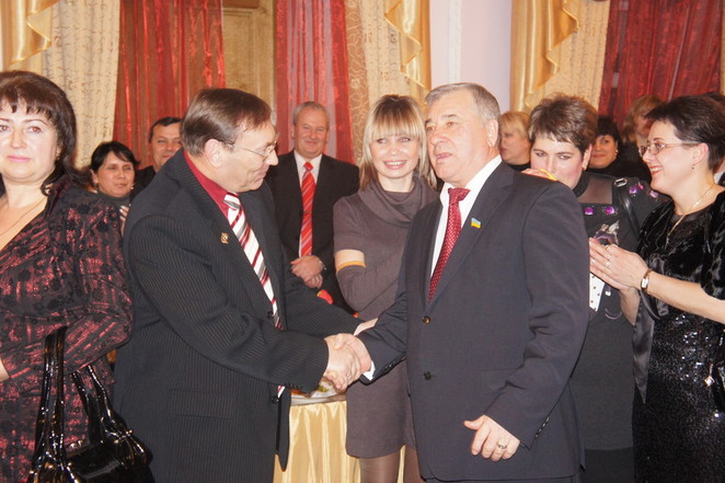 Владимир Топчий поздравляет Анатолия Дюмина с покупкой