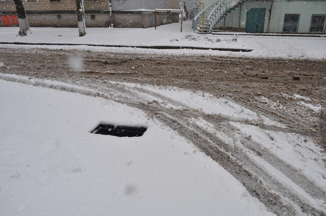Помимо снега, на дорогах Николаева можно встретить вот такие сюрпризы