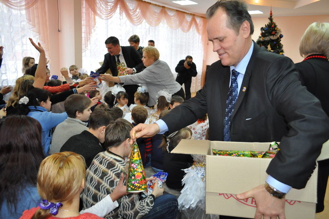 В роль Дедули вживается и С. Бондаренко
