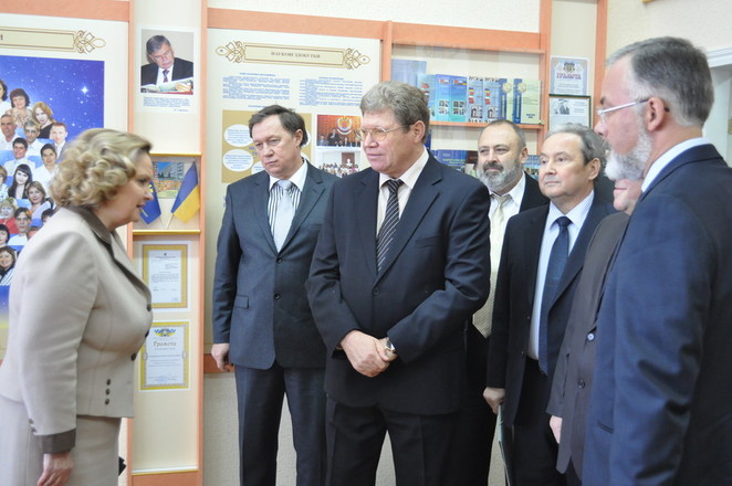 Е. Пехота проводит гостям экскурсию по музею