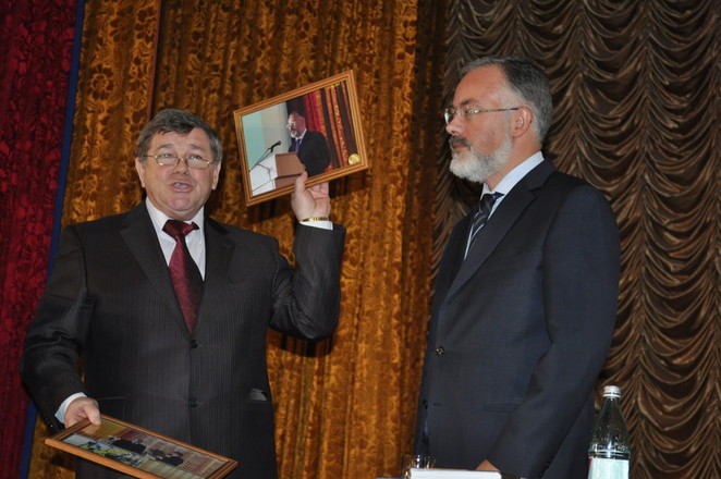 Ректор В. Будак подарил Д. Табачнику книги и его же фотографии во время последнего визита в Николаев