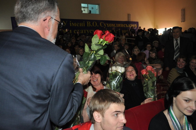 А он эти цветы практически сразу же роздал