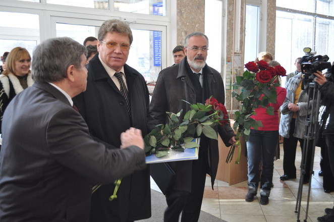 Гостей приветствовали с цветами