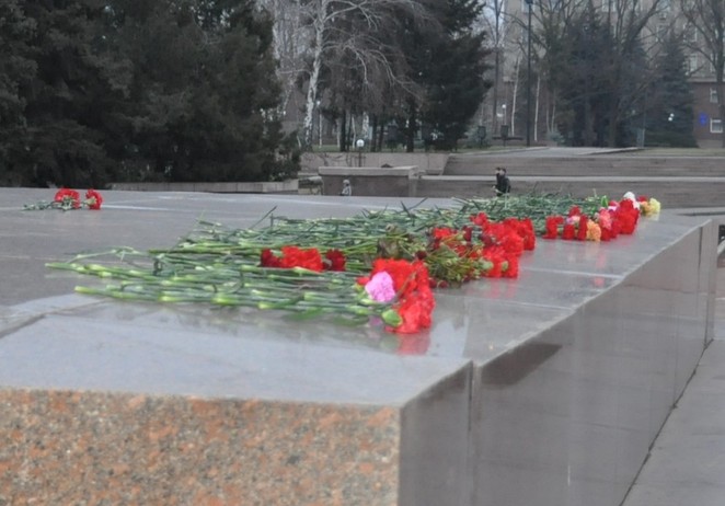 коммунисты возложили цветы к памятнику Леннину