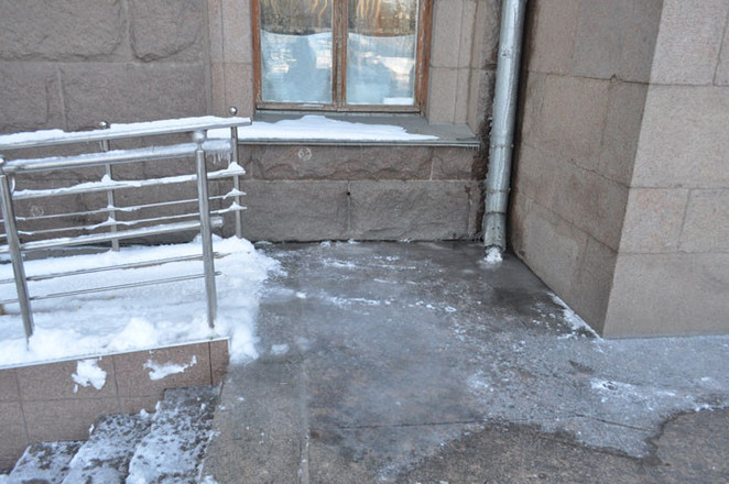  Если кому-то из инвалидов все-таки посчастливится забраться по "чистому" пандусу, их ждет ледяной сюрприз – «каток»