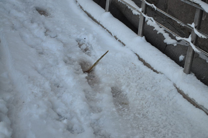 Следы «снегоуборочной техники» на пандусе – кусочек от веника