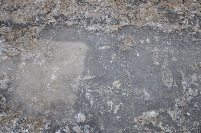 Подо льдом видна "зебра"