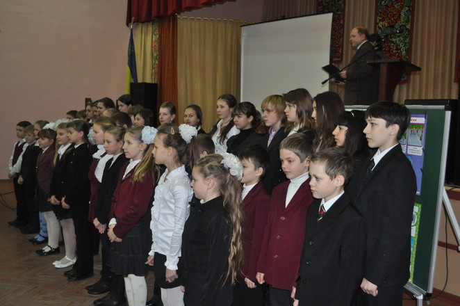 Исполняют гимн школы