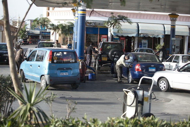Большие очереди на заправках Хургады. Многие из них не работают