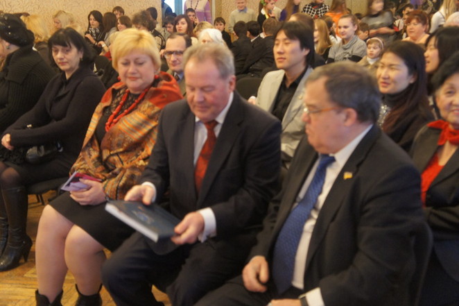 Вице-мэр М.Сапожникова, мэр В.Чайка и секретарь горсовета В.Коренюгин