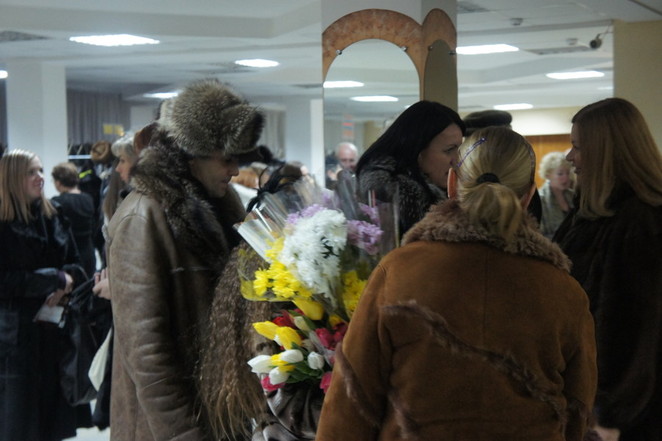 Поклонники вооружились цветами