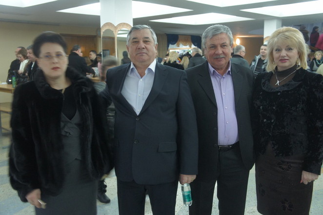 В центре депутат горсовета от ПР, скандально известный николаевский бизнесмен Анатолий Дюмин