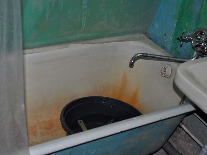 Квартира Анатолия Ильченка принадлежит государству. Ремонт в ней не делали уже много лет.