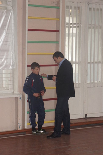 В.Мериков объяснял мальчику из интерната, как важно учиться