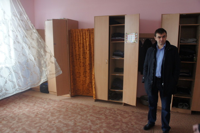 В.Мериков в одной из комнат интерната 