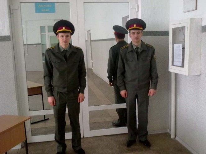 Вход в актовый зал, где проходили выборы, охраняли студенты военной кафедры 