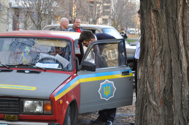 Александр Шанайца разговаривает с сотрудником ГАИ после ДТП с Porshe Cayenne