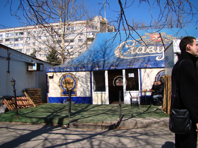 пивная палатка на месте обещанного Дюминым центрального входа в сквер